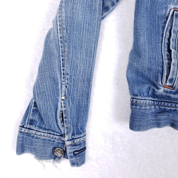 Gap Denim Jacket Fitted Trucker Style XL Blue Distressed Vintage 2000s Y2K - Picture 3 of 10